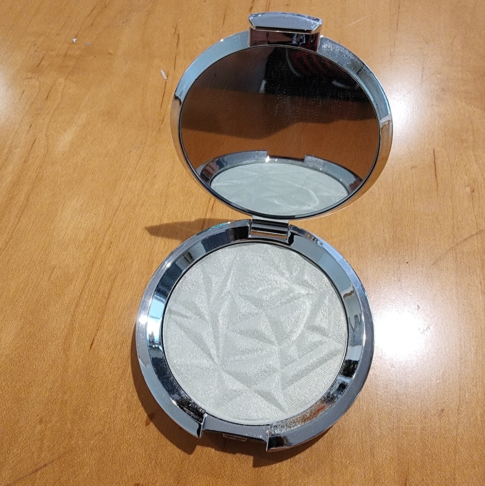 Becca Golden Mint highlighter